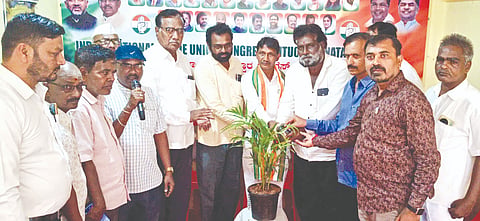 ಪತ್ರಿಕಾ ದಿನಾಚರಣೆ ನಿಮಿತ್ತ ಬಸವಕಲ್ಯಾಣದಲ್ಲಿ ಆಯೋಜಿಸಿದ್ದ ಪತ್ರಕರ್ತರ ವಿಶೇಷ ಸನ್ಮಾನ ಕಾರ್ಯಕ್ರಮವನ್ನು ಐಎನ್​ಟಿಯುಸಿ ರಾಜ್ಯ ಪ್ರಧಾನ ಕಾರ್ಯದರ್ಶಿ ಅಶೋಕ ಢಗಳೆ ಉದ್ಘಾಟಿಸಿದರು. ಪತ್ರಕರ್ತರ ಸಂಘದ ಜಿಲ್ಲಾ ಕಾರ್ಯಕರಿಣಿ ಸದಸ್ಯ ಗುರುನಾಥ ಗಡ್ಡೆ, ತಾಲೂಕು ಅಧ್ಯಕ್ಷ ಮಾರ್ಥಂಡ ಜೋಶಿ, ಪ್ರಮುಖರಾದ ಸಂಜುಕುಮಾರ ಸಂಗನೂರೆ, ಅಶೋಕ ಸಂಗನೂರೆ, ಕಲ್ಯಾಣರಾವ ಮದರಗಾಂವಕರ್​, ಮಲ್ಲಿಕಾರ್ಜುನ ಬಂಡೆ ಇತರರಿದ್ದರು.