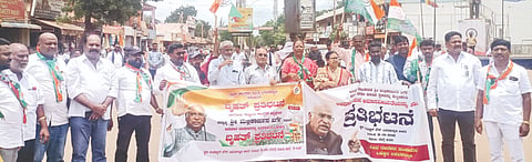 ಎಐಸಿಸಿ ಅಧ್ಯಕ್ಷ ಮಲ್ಲಿಕಾರ್ಜುನ ಖರ್ಗೆ ಅವರನ್ನು ಅವಮಾನ ಮಾಡಿದ ಘಟನೆ ಖಂಡಿಸಿ ಬ್ಲಾಕ್​ ಕಾಂಗ್ರೆಸ್​ ಸಮಿತಿ ಹಾಗೂ ವಿವಿಧ ದಲಿತಪರ ಸಂಘಟನೆಗಳ ಒಕ್ಕೂಟದಿಂದ ಬಸವಕಲ್ಯಾಣದ ಅಂಬೇಡ್ಕರ್​ವೃತ್ತದ ಬಳಿ ಪ್ರತಿಭಟನೆ ನಡೆಸಲಾಯಿತು. ಪ್ರಮುಖರಾದ ರವೀಂದ್ರ ಗಾಯಕವಾಡ, ದಿಲೀಪ ಶಿಂಧೆ, ಸುರೇಶ ಮೋರೆ, ಮನೋಹರ್​ ಮೈಸೆ, ರವೀಂದ್ರ ಬೋರಾಳೆ, ಅನ್ನಪೂರ್ಣಬಾಯಿ ಅಂಬಾರಾಯ, ಅನಸೂಯಾ ಮಂಠಾಳಕರ್​, ತಹಸಿನ್​ ಅಲಿ ಜಮಾದಾರ, ಸುಧಾಕರ್​ ಗುರ್ಜರ, ಯುವರಾಜ ಭೆಂಡೆ, ನಾಗನಾಥ ಮೇತ್ರೆ ಇತರರಿದ್ದರು.