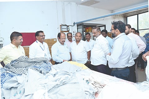 ಬೋರಗಾಂವದಲ್ಲಿರುವ ಅರಿಹಂತ ಉದ್ಯೋಗ ಸಹಕಾರ ಸಂಘಕ್ಕೆ ಸಹಕಾರ ಇಲಾಖೆ ಮುಖ್ಯ ನಿರ್ದೇಶಕ ಟಿ.ಎಚ್.ಎಂ.ಕುಮಾರ ಭೇಟಿ ನೀಡಿದರು. ಅಭಿನಂದನ ಪಾಟೀಲ, ಉತ್ತಮ ಪಾಟೀಲ, ಅಶೋಕ ಬಂಕಾಪುರೆ, ಆರ್.ಟಿ.ಚೌಗುಲಾ ಇತರರಿದ್ದರು.