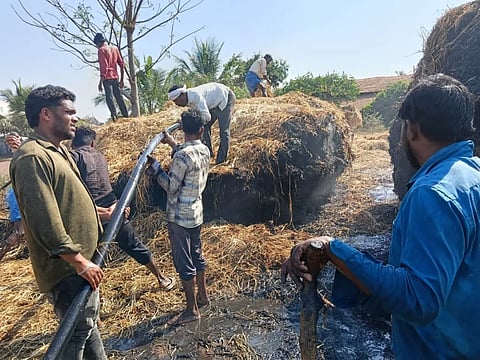 ಬೆಟ್ಟದಪುರ ಸಮೀಪದ ಗಂಗೇಗೌಡನ ಕೊಪ್ಪಲು ಗ್ರಾಮದ ಹೊರವಲಯದಲ್ಲಿರುವ ಎರಡು ರಾಗಿ ಹುಲ್ಲಿನ ಮೇದೆಗೆ ಆಕಸ್ಮಿಕವಾಗಿ ಬೆಂಕಿ ಹೊತ್ತಿಕೊಂಡು ಸುಟ್ಟು ಕರಗಲಾಗಿದೆ.
