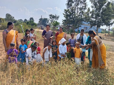 ಬೆಟ್ಟದಪುರ ಬಸವೇಶ್ವರ ಕಾಲೋನಿಯ ಅಂಗನವಾಡಿಯ ಪುಟಾಣಿ ಮಕ್ಕಳಿಗೆ ರೈತರು ಜಮೀನಿನಲ್ಲಿ ಮಾಡುವ ಕೆಲಸ ಕಾರ್ಯಗಳ ಬಗ್ಗೆ ಪರಿಚಯಿಸಲಾಯಿತು. ಪೂರ್ಣಿಮಾ, ರಾಣಿ, ಪವಿತ್ರಾ, ಮಮತಾ, ಪಾಲಕರು ಇದ್ದರು.