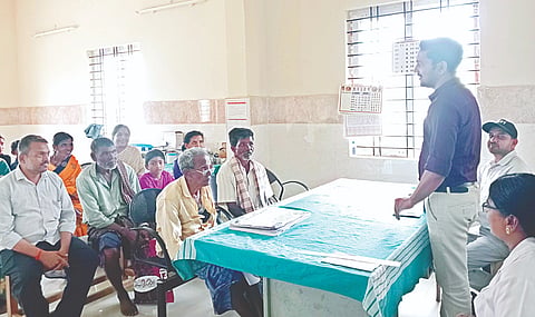 ಬೆಟ್ಟದಪುರ ಸಮೀಪದ ಚಪ್ಪರದಹಳ್ಳಿ ಪ್ರಾಥಮಿಕ ಆರೋಗ್ಯ ಕೇಂದ್ರದಲ್ಲಿ ಆಯೋಜಿಸಿದ ರಾಷ್ಟ್ರೀಯ ಡೆಂಘೆ ವಿರೋಧಿ ಮಾಸಾಚಾರಣೆ ಕಾರ್ಯಕ್ರಮದಲ್ಲಿ ವೈದ್ಯಾಧಿಕಾರಿ ಡಾ.ಸಂದೀಪ್ ಮಾತನಾಡಿದರು. ರವಿ, ಸವಿತಾ, ಗೀತಾ ಇದ್ದರು.