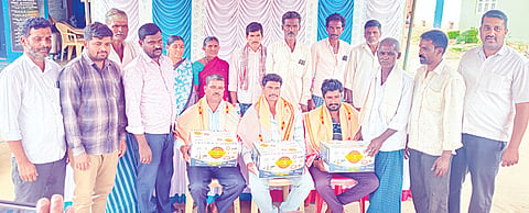 ಬೆಟ್ಟದಪುರ ಸಮೀಪದ ಗಂಗನಕುಪ್ಪೆ ಗ್ರಾಮದ ಹಾಲು ಉತ್ಪಾದಕರ ಸಹಕಾರ ಸಂಘದಲ್ಲಿ ಆಯೋಜಿಸಿದ್ದ ವಾರ್ಷಿಕ ಮಹಾಸಭೆಯಲ್ಲಿ ಅತಿ ಹೆಚ್ಚು ಹಾಲು ಸರಬರಾಜು ಮಾಡಿದ ಸದಸ್ಯರನ್ನು ಅಭಿನಂದಿಸಲಾಯಿತು. ಮೈಮುಲ್ ವಿಸ್ತರಣಾಧಿಕಾರಿ ಅವಿನಾಶ್, ಸತೀಶ್, ಶಂಕರೇಗೌಡ,ರವಿ,  ಪುಟ್ಟಮಾದೇಗೌಡ, ಪ್ರಕಾಶ, ಕಮಲಮ್ಮ, ಹೇಮೇಶ್, ಯೋಗೇಶ್, ಪುಟ್ಟಸ್ವಾಮಯ್ಯ, ಮುಕುಂದ, ಗಣೇಶನಾಯಕ ಇತರರಿದ್ದರು.