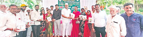 ಬಸವಕಲ್ಯಾಣದ ಬಸವ ವನದಲ್ಲಿ ತೋಟಗಾರಿಕೆ ಇಲಾಖೆಯಿಂದ ಮಂಗಳವಾರ ಆಯೋಜಿಸಿದ್ದ ಕಲ್ಯಾಣ ಕರ್ನಾಟಕ ಪ್ರದೇಶಾಭಿವೃದ್ಧಿ ಮಂಡಳಿಯಡಿ ಪರಿಶಿಷ್ಠ ಜಾತಿ ಮತ್ತು ಪರಿಶಿಷ್ಠ ಪಂಗಡದ ರೈತರಿಗೆ ತರಕಾರಿ ಬೀಜಗಳನ್ನು ಶಾಸಕ ಶರಣು ಸಲಗರ ವಿತರಿಸಿದರು. ರಮೇಶ್​ ಸುಲ್ಪಿ, ವೈಜಂತಾ ಕದಮ, ಸಂತೋಷ ಕೊರಳ್ಳೆ, ಸಚಿನ ಮೂಲಗೆ, ಆಕಾಶ ಬಿರಾದಾರ, ಶಿವಕುಮಾರ ಅಗ್ರೆ ಇತರರಿದ್ದರು.