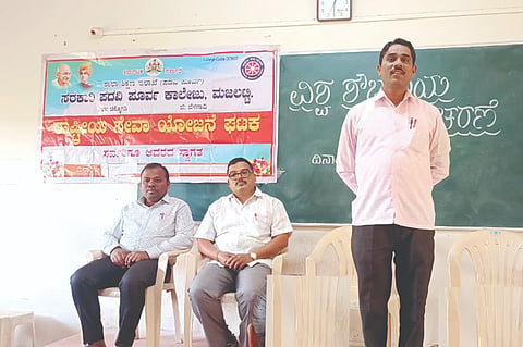 ಮಜಲಟ್ಟಿಯ ಸರ್ಕಾರಿ ಪದವಿಪೂರ್ವ ಮಹಾವಿದ್ಯಾಲಯದಲ್ಲಿ ಹಮ್ಮಿಕೊಂಡಿದ್ದ ವಿಶ್ವ ಶೌಚಗೃಹ ದಿನ ಕಾರ್ಯಕ್ರಮದಲ್ಲಿ ವಿಶ್ವನಾಥ ಚೌಗಲಾ ಮಾತನಾಡಿದರು. ಹನುಮಂತ ಟಕ್ಕನ್ನವರ, ಶಿವಾನಂದ ಹಾರೋಗೊಪ್ಪ ಇದ್ದರು.