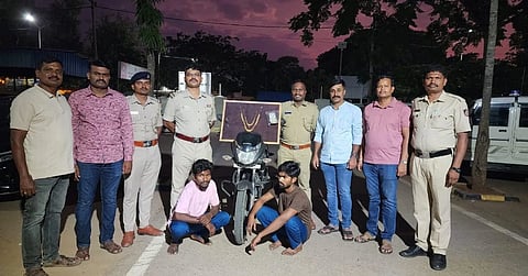 ಮನೆಕಳವು ಮಾಡಿದ್ದ ಖದೀಮರನ್ನು ದೊಡ್ಡಬಳ್ಳಾಪುರ ಗ್ರಾಮಾಂತ ಠಾಣೆ ಇನ್​ಸ್ಪೆಕ್ಟರ್​ ಎಂ.ಬಿ.ನವೀನ್​ ಕುಮಾರ್​ ನೇತೃತ್ವದ ತಂಡ ಬಂಧಿಸಿರುವುದು. ಪಿಎಸ್​ಐ ನಾರಾಯಣಸ್ವಾಮಿ, ಪ್ರೊಬೆಷನರಿ ಪಿಎಸ್​ಐ ಸುಮಂತ್​, ಹೆಡ್​ ಕಾನ್ಸ್​ಟೇಬಲ್​ಗಳಾದ ರಂಗನಾಥ್​, ಸುನಿಲ್​ ಭಾಸಗಿ, ಹರೀಶ್​, ಮಂಜುನಾಥ್​, ಚಂದ್ರಶೇಖರ್​, ಸಹಾಯಕ ಹೆಡ್​ ಕಾನ್ಸ್​ಟೇಬಲ್​ ನಟರಾಜು, ಪೊಲೀಸ್​ ಕಾನ್ಸ್​ಟೇಬಲ್​ ಸಚಿನ್​ ಉಪ್ಪಾರ ಇದ್ದರು.
