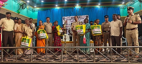 ದೊಡ್ಡಬಳ್ಳಾಪುರ ಬಸವ ಭವನದಲ್ಲಿ ಹಮ್ಮಿಕೊಂಡಿದ್ದ ಕಾರ್ಯಕ್ರಮದಲ್ಲಿ ವೃದ್ಧರಿಗೆ ಕಿಟ್​ ವಿತರಿಸಲಾಯಿತು. ಜಿಲ್ಲಾ ಪೊಲೀಸ್​ ಹೆಚ್ಚುವರಿ ಅಧಿಕ್ಷಕ ಲಕ್ಷಿ$್ಮನಾರಾಯಣ, ವೆಂಕಟೇಶ್​ ಪ್ರಸನ್ನ, ಡಿವೈಎಸ್ಪಿ ಪಾಂಡುರಂಗ, ಇನ್​ಸ್ಪೆಕ್ಟರ್​ ಎಂ.ಬಿ.ನವೀನ್​ ಕುಮಾರ್​, ಮನೋವೈದ್ಯ ಡಾ.ರವಿಕುಮಾರ್​, ಡಾ.ಪರಮೇಶ್ವರ್​, ಡಾ.ಇಂದಿರಾ, ನವೋದಯ ಚಾರಿಟಬಲ್​ ಟ್ರಸ್ಟ್​ ಮುಖ್ಯಸ್ಥ ಜನಾರ್ದನ್​ ಇದ್ದರು.