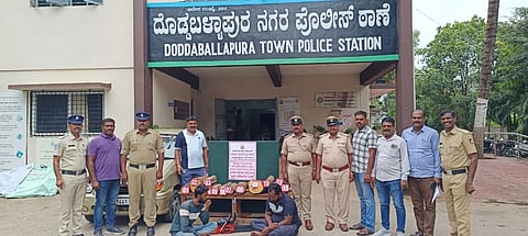 ಗಂಧದ ಮರಗಳ ಕಳ್ಳರನ್ನು ದೊಡ್ಡಬಳ್ಳಾಪುರ ಇನ್​ಸ್ಪೆಕ್ಟರ್​ ಮುತ್ತುರಾಜು ನೇತೃತ್ವದಲ್ಲಿ ಬಂಧಿಸಿರುವುದು. ಸಿಬ್ಬಂದಿ ಶಿವಾನಂದ, ಹುಸೇನ್​, ಪಾಂಡುರಂಗ, ರೂಪೇಶ್​, ಮುನಿರಾಜು ಇತರರು ಇದ್ದರು.