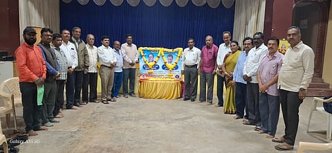 ದೊಡ್ಡಬಳ್ಳಾಪುರದಲ್ಲಿ ತಾಲೂಕು ಕಸಾಪ ಮತ್ತು ಕನ್ನಡ ಜಾಗೃತ ಪರಿಷತ್​ನಿಂದ ಹಾಸ್ಯ ನಟ ಉಮೇಶ್​ ಮತ್ತು ಜಾನಪದ ಕಲಾವಿದ ಶ್ಯಾಕಲದೇವನಪುರ ರಾಮಚಂದ್ರಯ್ಯಗೆ ನುಡಿನಮನ ಸಲ್ಲಿಸಲಾಯಿತು. ಕನ್ನಡಪರ ಹಿರಿಯ ಹೋರಾಟಗಾರ ಸಂಜೀವ್​ ನಾಯಕ್​, ಗುರುರಾಜಪ್ಪ, ಕನ್ನಡ ಪಕ್ಷದ ಜಿಲ್ಲಾಧ್ಯಕ್ಷ ಮುನಿಪಾಪಣ್ಣ, ಭಾರತ್​ ಸ್ಕೌಟ್ಸ್​ ಮತ್ತು ಗೈಡ್​ ಜಿಲ್ಲಾ ಸಹಾಯಕ ಆಯುಕ್ತ ವೆಂಕಟರಾಜು, ಕನ್ನಡ ಜಾಗೃತ ಪರಿಷತ್ತು ಕಾರ್ಯದರ್ಶಿ ಡಿ.ಪಿ.ಆಂಜನೇಯ ಇದ್ದರು.