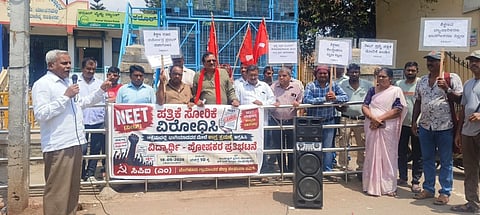 ದೊಡ್ಡಬಳ್ಳಾಪುರದ ಡಾ.ಅಂಬೇಡ್ಕರ್​ ಪ್ರತಿಮೆ ಮುಂದೆ ಸಿಪಿಐಎಂನಿಂದ ನೀಟ್​ ಪರೀಕ್ಷೆ ಪ್ರಶ್ನೆ ಪತ್ರಿಕೆ ಸೋರಿಕೆ ಖಂಡಿಸಿ ಪ್ರತಿಭಟನೆ ನಡೆಸಲಾಯಿತು. ಸಿಪಿಐಎಂ ತಾಲೂಕು ಕಾರ್ಯದರ್ಶಿ ಎಸ್​.ರುದ್ರಾರಾಧ್ಯ, ಜಿಲ್ಲಾ ಸಮಿತಿ ಸದಸ್ಯರಾದ ಪಿ.ಎ.ವೆಂಕಟೇಶ್​, ಮೋಹನ್​ ಬಾಬು, ಪ್ರಭಾಬೆಳವಂಗಲ, ತಾಲೂಕು ಸಮಿತಿ ಸದಸ್ಯರಾದ ರೇಣುಕಾ ಆರಾಧ್ಯ, ನಟರಾಜ್​, ರಘುಕುಮಾರ್​, ಚೌಡಯ್ಯ ಇದ್ದರು.