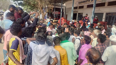 ಗದಗ ಎಪಿಎಂಸಿ ಆವರಣದಲ್ಲಿ ಈರುಳ್ಳಿ ಬೆಳೆಗಾರರು ಪ್ರತಿಭಟನೆ ನಡೆಸಿದರು. 