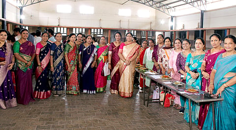 ಗದಗ ಉತ್ಸವ ನಿಮಿತ್ಯ ವಿವೇಕಾನಂದ ಸಭಾಭವನದಲ್ಲಿ ಅಡುಗೆ ಸ್ಪರ್ಧೆ ಏರ್ಪಡಿಸಲಾಗಿತ್ತು. ನಾಗರತ್ನಾ ಮುಳಗುಂದ, ಪಾರ್ವತಿ ಶಾಬಾದಿಮಠ, ಸುಧಾ ಹುಣಸಿಕಟ್ಟಿ, ಶಿಲ್ಪಾ ವೀರಲಿಂಗಯ್ಯನಮಠ, ರೇಣುಕಾ ಅಮಾತ್ಯ, ಜಯಶ್ರೀ ಪಾಟೀಲ, ಅಶ್ವಿನಿ ನೀಲಗುಂದ, ಸುರೇಖಾ ಮಲ್ಲಾಡದ, ರಜೀಯಾ ಮುಲ್ಲಾನವರ, ಶಿವಲೀಲಾ ಅಕ್ಕಿ, ಜಯಶ್ರೀ ಉಗಲಾಟ, ನಿರ್ಮಲಾ ಕೊಳ್ಳಿ, ಲತಾ ಮುತ್ತಿನಪೆಂಡಿಮಠ ಇತರರು ಇದ್ದರು.