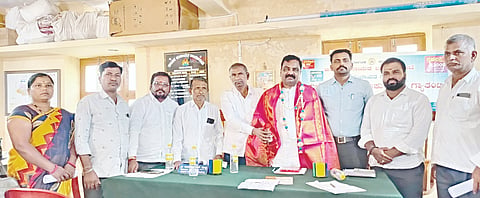 ಗುಳೇದಗುಡ್ಡ ಪಟ್ಟಣದ ತಾ.ಪಂ. ಕಚೇರಿಯಲ್ಲಿ ಬುಧವಾರ ಗ್ಯಾರಂಟಿ ಯೋಜನೆಗಳ ಅನುಷ್ಠಾನದ ಜಿಲ್ಲಾಧ್ಯಕ್ಷ ಅನೀಲಕುಮಾರ ದಿಡ್ಡಿ ಅವರನ್ನು ಸನ್ಮಾನಿಸಲಾಯಿತು. ಸಮಿತಿ ತಾಲೂಕು ಅಧ್ಯಕ್ಷ ವೈ.ಆರ್. ಹೆಬ್ಬಳ್ಳಿ, ಯಲಗುರ್ದಪ್ಪ ಗುಡಿಸಲಮನಿ, ರಂಗನಾಥ ಮೊಖಾಶಿ, ದ್ಯಾವಪ್ಪ ಮಾಗಿ, ಸಲ್ಲಾವುದ್ದೀನ ಮೊಮಿನ್, ಅಕ್ಕಮ್ಮ ಬೆಳಗಲ್, ಶಿಶಿಕಲಾ ಗೋನಾಳ ಇದ್ದರು.