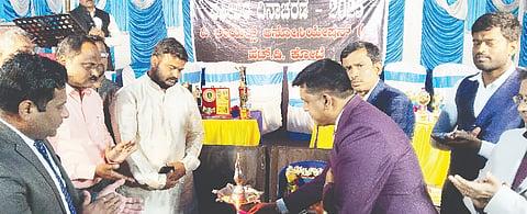  ಎಚ್.ಡಿ.ಕೋಟೆ ಪಟ್ಟಣದ ನ್ಯಾಯಲಯದ ಆವರಣದಲ್ಲಿ ವಕೀಲರ ದಿನಾಚರಣೆ ಕಾರ್ಯಕ್ರಮವನ್ನು ನ್ಯಾಯಾಧೀಶ ಬಿ.ಕೆ.ಮಹೇಶ್ ಉದ್ಘಾಟಿಸಿದರು. ಸಂತೋಷ್ ಕೊಠಾರಿ, ಗಂಗರಾಜು, ಎಸ್.ಲೋಕೇಶ್, ಸಿದ್ದಪ್ಪಾಜಿ, ಮಹೇಂದ್ರ, ಮಣಿರಾಜು ಇತರರು ಇದ್ದರು. 