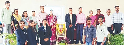 ಹುಳಿಯಾರು ಬಿಎಂಎಸ್​ ಸರ್ಕಾರಿ ಪ್ರಥಮ ದರ್ಜೆ ಕಾಲೇಜಿನಲ್ಲಿ ಹಮ್ಮಿಕೊಂಡಿದ್ದ ವಿಶೇಷ ಉಪನ್ಯಾಸ ಕಾರ್ಯಕ್ರಮದಲ್ಲಿ ಮುಖ್ಯಶೈಕ್ಷಣಿಕ ಸಲಹೆಗಾರ ಡಾ.ಸುಷ್ಮಾ ಎಲ್​. ಬಿರಾದಾರ್​, ಕನ್ನಡ ವಿಭಾಗದ ಮುಖ್ಯಸ್ಥ ಜಗದೀಶ್​ ಇದ್ದರು. 