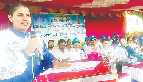 ಹುಣಸೂರು ನಗರದ ತಾಲೂಕು ಕ್ರೀಡಾಂಗಣದಲ್ಲಿ ಆಯೋಜಿಸಿದ್ದ ಪದವಿಪೂರ್ವ ಕಾಲೇಜು ಮಟ್ಟದ ಕ್ರೀಡಾಕೂಟದಲ್ಲಿ ಕಾಮನ್‌ವೆಲ್ತ್ ಕ್ರೀಡಾಕೂಟದ ಪ್ಯಾರಾ ಅಥ್ಲೀಟ್‌ನ ಪದಕ ವಿಜೇತೆ ಕೆ.ಎಸ್.ಶಿಲ್ಪಾ ಮಾತನಾಡಿದರು. ತಹಸೀಲ್ದಾರ್ ಮಂಜುನಾಥ್, ವಿವಿಧ ಕಾಲೇಜುಗಳ ಮುಖ್ಯಸ್ಥರು ಇದ್ದರು.