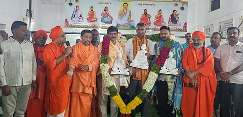 ಭಾನುವಾರ ಸಮೀಪದ ಬೈಲೂರು ಗ್ರಾಮದ ನಿಷ್ಕಲ ಮಂಟಪದ ಹರ್ಡೆಕರ ಮಂಜಪ್ಪ ಸಭಾಭವನದಲ್ಲಿ ಬಸವ ಜಯಂತಿ ಅಂಗವಾಗಿ ಆಯೋಜಿಸಿದ್ದ ಕಾರ್ಯಕ್ರಮದಲ್ಲಿ ಸಚಿವ ಸತೀಶ ಜಾರಕಿಹೊಳಿ, ಶಾಸಕ ಬಾಬಾಸಾಹೇಬ ಪಾಟೀಲ, ವಿಧಾನ ಪರಿಷತ್ ಸದಸ್ಯ ಚನ್ನರಾಜ ಹಟ್ಟಿಹೊಳಿ ಇವರನ್ನು ಸತ್ಕರಿಸಲಾಯಿತು.