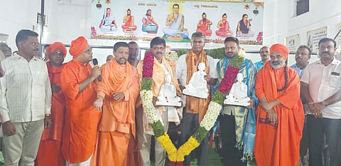 ಭಾನುವಾರ ಸಮೀಪದ ಬೈಲೂರು ಗ್ರಾಮದ ನಿಷ್ಕಲ ಮಂಟಪದ ಹರ್ಡೆಕರ ಮಂಜಪ್ಪ ಸಭಾಭವನದಲ್ಲಿ ಬಸವ ಜಯಂತಿ ಅಂಗವಾಗಿ ಆಯೋಜಿಸಿದ್ದ ಕಾರ್ಯಕ್ರಮದಲ್ಲಿ ಸಚಿವ ಸತೀಶ ಜಾರಕಿಹೊಳಿ, ಶಾಸಕ ಬಾಬಾಸಾಹೇಬ ಪಾಟೀಲ, ವಿಧಾನ ಪರಿಷತ್ ಸದಸ್ಯ ಚನ್ನರಾಜ ಹಟ್ಟಿಹೊಳಿ ಇವರನ್ನು ಸತ್ಕರಿಸಲಾಯಿತು.