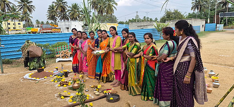 ಕೆ.ಎಂ.ದೊಡ್ಡಿಯ ಪ್ರಾರ್ಥನಾ ಇಂಟರ್ ನ್ಯಾಷನಲ್ ಸ್ಕೂಲ್ ನಲ್ಲಿ ಸೋಮವಾರ ಹಮ್ಮಿಕೊಂಡಿದ್ದ  ಸುಗ್ಗಿ ಸಂಭ್ರಮ ಕಾರ್ಯಕ್ರಮದಲ್ಲಿ ಸಾಂಪ್ರದಾಯಿಕ ಉಡುಗೆ ತೊಟ್ಟ ಶಿಕ್ಷಕಿಯರು ಗಮನ ಸೆಳೆದರು. 