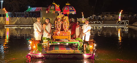 ಹನುಮಂತನಗರದ ಶ್ರೀ ಆತ್ಮಲಿಂಗೇಶ್ವರ ದೇವಾಲಯದಲ್ಲಿ ಶಿವರಾತ್ರಿ ಅಂಗವಾಗಿ ಅದ್ದೂರಿ ತೆಪ್ಪೋತ್ಸವ ಜರುಗಿತು.
