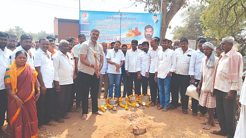 ಕೋಟೂರ ಗ್ರಾಮದಲ್ಲಿ ರಸ್ತೆ ಅಭಿವೃದ್ಧಿಗೆ ಕಾಮಗಾರಿಗೆ ಶಾಸಕ ವಿಶ್ವಾಸ ವೈದ್ಯ ಭೂಮಿಪೂಜೆ ನೆರವೇರಿಸಿದರು. ನೀಲಕಂಠ ಸಿದ್ದಬಸನ್ನವರ, ಪ್ರಕಾಶ ವಾಲಿ, ಮಹಾದೇವ ಗಡ್ಡಿ,ತವನಪ್ಪ ಟೋಪಣ್ಣವರ, ಸಿಂಗಯ್ಯ ಮಠಪತಿ, ಶ್ರೀಕಾಂತ ದೇಸಾಯಿ, ಸಿದ್ದಯ್ಯ ಪೂಜೇರಿ ಇತರರಿದ್ದರು.