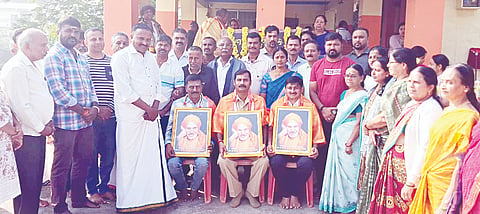 ಕುಶಾಲನಗರದಲ್ಲಿ ಡಾ.ಶಿವಕುಮಾರ ಸ್ವಾಮೀಜಿ ವೃತ್ತ ನಿರ್ಮಾಣ ಮಾಡುವಲ್ಲಿ ಶ್ರಮಿಸಿದ ವೀರಶೈವ ನೌಕರರ ಕ್ಷೇಮಾಭಿವೃದ್ಧಿ ಸಂಘದ ಕೊಡಗು ಜಿಲ್ಲಾಧ್ಯಕ್ಷ ಎಸ್.ನಂದೀಶ್, ಕುಶಾಲನಗರದ ಬಸವೇಶ್ವರ ಸೌಹಾರ್ದ ಸಹಕಾರ ಸಂಘದ ಅಧ್ಯಕ್ಷ ಸಾಂಬಶಿವಯ್ಯ ಅವರಿಗೆ ಶ್ರೀಗಳ ಭಾವಚಿತ್ರದೊಂದಿಗೆ ಗೌರವಿಸಲಾಯಿತು. ಡಿವೈಎಸ್‌ಪಿ ಚಂದ್ರಶೇಖರ್,  ಕೆ.ಎಸ್.ಮೂರ್ತಿ, ಬಿ.ನಟರಾಜು,  ಕೆ.ಪಿ.ಪರಮೇಶ್ ಇತರರು ಇದ್ದರು.