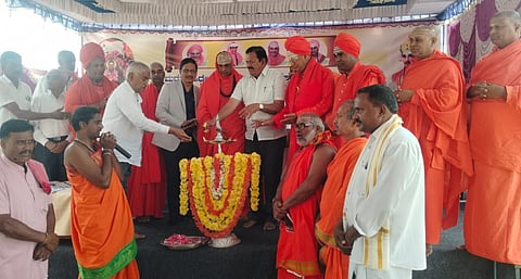 ಕುಶಾಲನಗರ ತಾಲೂಕು ತೊರೆನೂರು ವಿರಕ್ತ ಮಠದಲ್ಲಿ ಹಮ್ಮಿಕೊಂಡಿದ್ದ ಹಿರಿಯ ಶ್ರೀ ಮಹಾಂತ ಸ್ವಾಮೀಜಿ ಸಂಸ್ಮರಣೋತ್ಸವ  ಸಮಾರಂಭವನ್ನು ಮಾಜಿ ಶಾಸಕ ಎ.ಟಿ.ರಾಮಸ್ವಾಮಿ ಉದ್ಘಾಟಿಸಿದರು. ಸುತ್ತೂರು ಶ್ರೀ ಶಿವರಾತ್ರಿ ದೇಶೀಕೇಂದ್ರ ಸ್ವಾಮೀಜಿ, ಕುಲಪತಿ ಡಾ.ಅಶೋಕ್ ಸಂಗಪ್ಪ ಆಲೂರ , ತೊರೆನೂರು ಮಠದ ಶ್ರೀ ಮಲ್ಲೇಶ ಸ್ವಾಮೀಜಿ ಇತರರು ಇದ್ದರು. 