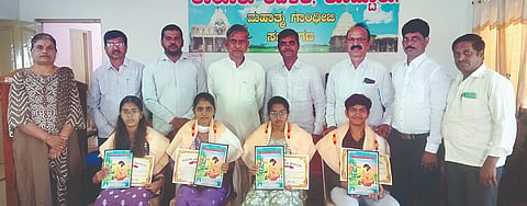 ಕೊಟ್ಟೂರು ತಾಲೂಕು ಕಚೇರಿಯಲ್ಲಿ ಮಹಾಯೋಗಿ ವೇಮನ ಜಯಂತಿ ಕಾರ್ಯಕ್ರಮದಲ್ಲಿ ಎಸ್‌ಎಸ್‌ಎಲ್‌ಸಿ ಹಾಗೂ ಪಿಯುಸಿಯಲ್ಲಿ ಹೆಚ್ಚಿನ ಅಂಕ ಪಡೆದ ರೆಡ್ಡಿ ಸಮುದಾಯದ ವಿದ್ಯಾರ್ಥಿಗಳನ್ನು ಸನ್ಮಾನಿಸಲಾಯಿತು. 
