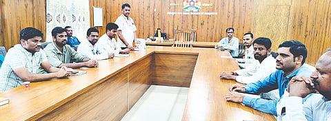 ಕೂಡ್ಲಿಗಿ ತಾಲೂಕು ಕಚೇರಿಯಲ್ಲಿ ಆಯೋಜಿಸಿದ್ದ ಕೆಂಪೇಗೌಡರ ಜಯಂತಿ ಪೂರ್ವಭಾವಿ ಸಭೆಯಲ್ಲಿ ಸರ್ಕಾರಿ ನೌಕರರ ಸಂಘದ ತಾಲೂಕು ಅಧ್ಯಕ್ಷ ಎಸ್.ವೆಂಕಟೇಶ್ ಮಾತನಾಡಿದರು. 