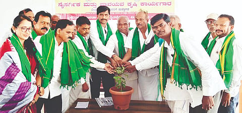 ಕಾನಮಡಗು ಗ್ರಾಮದಲ್ಲಿ ಬಿಜೆಪಿ ರೈತ ಮೋರ್ಚಾ ಜಿಲ್ಲಾ ಘಟಕದಿಂದ ಆಯೋಜಿಸಿದ್ದ ನೈಸರ್ಗಿಕ ಮತ್ತು ಸಾವಯವ ಕೃಷಿ ಕಾರ್ಯಾಗಾರವನ್ನು ಮೋರ್ಚಾ ಜಿಲ್ಲಾಧ್ಯಕ್ಷ ಹೊಂಬಾಳೆ ರೇವಣ್ಣ ಉದ್ಘಾಟಿಸಿದರು.