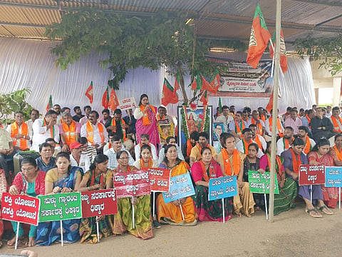 ಬಿಜೆಪಿ ಕಾರ್ಯಕರ್ತರು ಪ್ರತಿಭಟನೆ ನಡೆಸಿದರು. 