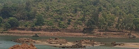 ಶಿರೂರು ಗುಡ್ಡ ಕುಸಿತದಿಂದ ಮಣ್ಣು ತೆರವಾಗಿರುವುದು