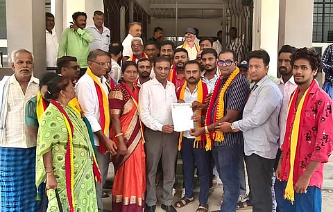 ಕಾಯಂ ತಹಸೀಲ್ದಾರ್ ನಿಯೋಜನೆ ಹಾಗೂ ಶ್ರೀ ಹೊಳೆ ಆಂಜನೇಯ ಸ್ವಾಮಿಯ ದೇವಾಲಯಕ್ಕೆ ಹೋಗುವ ರಸ್ತೆ ಕಾಮಗಾರಿ ಪ್ರಾರಂಭಿಸಬೇಕೆಂದು ಒತ್ತಾಯಿಸಿ ಕನ್ನಡ ಸೇನೆ ವತಿಯಿಂದ ನಗರ ತಾಲೂಕು ಕಚೇರಿ ಎದುರು ಪ್ರತಿಭಟನೆ ಮಾಡಿ ಗ್ರೇಡ್-2 ತಹಸೀಲ್ದಾರ್ ಸೋಮಶೇಖರ್ ಅವರಿಗೆ ಮನವಿ ಪತ್ರ ಸಲ್ಲಿಸಲಾಯಿತು. ಮಂಜುನಾಥ್, ರಾಘವೇಂದ್ರ, ಪ್ರಜ್ವಲ್, ಮಧು, ಸೌಭಾಗ್ಯಾ ಇತರರು ಇದ್ದರು.