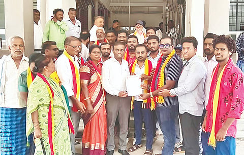 ಕಾಯಂ ತಹಸೀಲ್ದಾರ್ ನಿಯೋಜನೆ ಹಾಗೂ ಶ್ರೀ ಹೊಳೆ ಆಂಜನೇಯ ಸ್ವಾಮಿಯ ದೇವಾಲಯಕ್ಕೆ ಹೋಗುವ ರಸ್ತೆ ಕಾಮಗಾರಿ ಪ್ರಾರಂಭಿಸಬೇಕೆಂದು ಒತ್ತಾಯಿಸಿ ಕನ್ನಡ ಸೇನೆ ವತಿಯಿಂದ ನಗರ ತಾಲೂಕು ಕಚೇರಿ ಎದುರು ಪ್ರತಿಭಟನೆ ಮಾಡಿ ಗ್ರೇಡ್-2 ತಹಸೀಲ್ದಾರ್ ಸೋಮಶೇಖರ್ ಅವರಿಗೆ ಮನವಿ ಪತ್ರ ಸಲ್ಲಿಸಲಾಯಿತು. ಮಂಜುನಾಥ್, ರಾಘವೇಂದ್ರ, ಪ್ರಜ್ವಲ್, ಮಧು, ಸೌಭಾಗ್ಯಾ ಇತರರು ಇದ್ದರು.