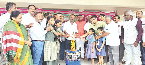 ಮದ್ದೂರು ತಾಲೂಕಿನ ಬೆಸಗರಹಳ್ಳಿಯಲ್ಲಿಯ ಕರ್ನಾಟಕ ಪಬ್ಲಿಕ್ ಶಾಲೆಯ ನೂತನ ಕಟ್ಟಡವನ್ನು ಶಾಸಕ ಕೆ.ಎಂ.ಉದಯ್ ಉದ್ಘಾಟನೆ ಮಾಡಿದರು. ಧನಂಜಯ,  ಬಂಗಾರು ನಾಯಕ್, ಪಿ.ಸಂದರ್ಶ, ನಾಗರಾಜು, ಸಿಪಾಯಿ ಶ್ರೀನಿವಾಸ್ ಇದ್ದರು. 