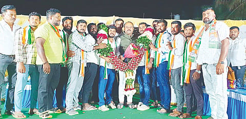 ಮದ್ದೂರು ತಾಲೂಕಿನ ಆಲೂರು ಗ್ರಾಮದಲ್ಲಿ ನಡೆದ ಕಾಂಗ್ರೆಸ್ ಸೇರ್ಪಡೆ ಕಾರ್ಯಕ್ರಮದಲ್ಲಿ ಗ್ರಾ.ಪಂ ಮಾಜಿ ಅಧ್ಯಕ್ಷ ಎಸ್.ಉದಯ್‌ಶಂಕರ್ ಅವರು ಶಾಸಕ ಕೆ.ಎಂ.ಉದಯ್ ಅವರನ್ನು ಅಭಿನಂದಿಸಿದರು. ಚಲುವರಾಜು, ಪಿ.ಸಂದರ್ಶ, ಹರೀಶ್‌ಬಾಬು, ನಗರಕೆರೆ ಸಂದೀಪ್, ಮಧುಸೂದನ್, ಶಿವಣ್ಣ, ನಟರಾಜು ಇದ್ದರು.