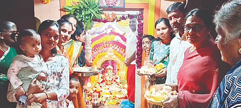 ಮದ್ದೂರು ತಾಲೂಕಿನ ತೈಲೂರು ಗ್ರಾಮದ ತೈಲೂರು ಮಾರಮ್ಮ ಹಬ್ಬನ ಅಂಗವಾಗಿ ಭಕ್ತಾದಿಗಳು ದೇವರಿಗೆ ವಿಶೇಷ ಪೂಜೆ ಸಲ್ಲಿಸಿದರು.