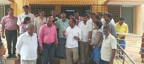 ಮದ್ದೂರು ತಾಲೂಕು ಕೆಸ್ತೂರು ಪ್ರಾಥಮಿಕ ಆರೋಗ್ಯ ಕೇಂದ್ರಕ್ಕೆ ಶಾಸಕ ಕೆ.ಎಂ.ಉದಯ್ ಭೇಟಿ ನೀಡಿ ಅಧಿಕಾರಿಗಳ ಜತೆಗೆ ಪರಿಶೀಲನೆ ನಡೆಸಿದರು. ಕದಲೂರು ರಾಮಕೃಷ್ಣ, ಕೆ.ದಾಸೇಗೌಡ, ಚಲುವರಾಜು, ಹರೀಶ್‌ಬಾಬು ಇದ್ದರು.