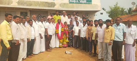 ಮದ್ದೂರು ತಾಲೂಕಿನ ಹಳ್ಳಿಕೆರೆ ಗ್ರಾಮದ ವಿವಿಧೋದ್ದೇಶ ಪ್ರಾಥಮಿಕ ಗ್ರಾಮೀಣ ಕೃಷಿ ಸಹಕಾರ ಸಂಘಕ್ಕೆ ಕೆ.ಎಲ್.ರವಿ ಅಧ್ಯಕ್ಷರಾಗಿ ಹಾಗೂ ನಾಗರತ್ನಮ್ಮ ಉಪಾಧ್ಯಕ್ಷರಾಗಿ ಆಯ್ಕೆಯಾದರು. ಕೂಳಗೆರೆ ಶೇಖರ್, ಪುಟ್ಟಸ್ವಾಮಿಗೌಡ, ಎಚ್.ಟಿ.ರಾಮಚಂದ್ರಯ್ಯ, ಕೃಷ್ಣ, ಬಸವರಾಜು, ಪವಿತ್ರ, ರಾಜು, ರುದ್ರಪ್ಪ, ಲಿಂಗೇಗೌಡ ಇದ್ದರು. 
