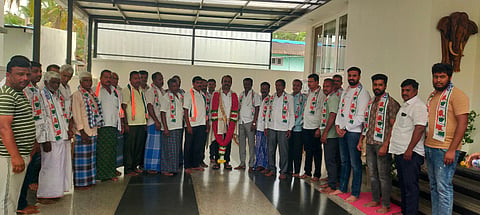 ಮದ್ದೂರು ತಾಲೂಕಿನ ಕದಲೂರು ಗ್ರಾಮದಲ್ಲಿ ಗ್ರಾಪಂ ಮಾಜಿ ಅಧ್ಯಕ್ಷ ಎನ್.ಎಂ.ಪ್ರಕಾಶ್ ನೇತೃತ್ವದಲ್ಲಿ ಹೊಟ್ಟೆಗೌಡನದೊಡ್ಡಿ ಗ್ರಾಮದ ಜೆಡಿಎಸ್ ಪಕ್ಷದ ಹಲವಾರು ಮುಖಂಡರನ್ನು ಶಾಸಕ ಕೆ.ಎಂ.ಉದಯ್ ಕಾಂಗ್ರೆಸ್ ಪಕ್ಷಕ್ಕೆ ಬರಮಾಡಿಕೊಂಡರು. ಸುರೇಶ್, ನಾಗರಾಜು, ರಮೇಶ್, ಮನುಕುಮಾರ್, ಅನಿಲ್, ಪುಟ್ಟಸ್ವಾಮಿ, ಪುಟ್ಟಯ್ಯ, ಕೃಷ್ಣ, ನಾಗರಾಜು, ಶಿವಣ್ಣ, ಉಮೇಶ್ ಇದ್ದರು. 
