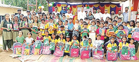 ಆಬಲವಾಡಿ ಗ್ರಾಮದ ಸರ್ಕಾರಿ ಹಿರಿಯ ಪ್ರಾಥಮಿಕ ಮತ್ತು ಪ್ರೌಢಶಾಲೆ ವಿದ್ಯಾರ್ಥಿಗಳಿಗೆ ಟ್ರಾೃಕ್ ಸೂಟ್, ಶಾಲಾ ಬ್ಯಾಗ್ ಹಾಗೂ ಕಲಿಕಾ ಸಾಮಗ್ರಿಗಳನ್ನು ವಿತರಣೆ ಮಾಡಲಾಯಿತು. ಕೃಷ್ಣೇಗೌಡ, ಆರ್.ಸುರೇಶ್, ಚನ್ನಮ್ಮನಂಜಯ್ಯ, ಪವಿತ್ರಾ ಶಿವಣ್ಣ, ಸಂತೋಷ್, ಭಾಗ್ಯಮ್ಮ, ರಮೇಶ್, ಶಿವಪ್ಪ, ಕುಮಾರ್, ಅಕ್ಷತ್, ಉಮೇಶ್ ಇದ್ದರು. 
