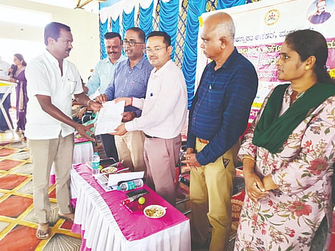 ಮದ್ದೂರು ತಾಲೂಕಿನ ಆತಗೂರಿನಲ್ಲಿ ಹೋಬಳಿ ಮಟ್ಟದ ಪ್ರಜಾಸೇವಾ ಆಂದೋಲನ ಕಾರ್ಯಕ್ರಮ ನಡೆಯಿತು. ಡಾ.ಶಿವಕುಮಾರ್ ಬಿರಾದಾರ್, ರಾಮಲಿಂಗಯ್ಯ, ಧನಂಜಯ, ಪರಮೇಶ್, ಡಾ.ರವಿಶಂಕರ್ ಇದ್ದರು.