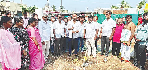 ಮದ್ದೂರು ತಾಲೂಕಿನ ಕೆ.ಕೋಡಿಹಳ್ಳಿ ಗ್ರಾಮದಲ್ಲಿ 5 ಕೋಟಿ ರೂ. ವೆಚ್ಚದ ಕೆರೆ ಅಭಿವೃದ್ಧಿ ಕಾಮಗಾರಿಗೆ ಶಾಸಕ ಕೆ.ಎಂ.ಉದಯ್ ಚಾಲನೆ ನೀಡಿದರು. ಕೆ.ಎಚ್.ಕೃಷ್ಣೇಗೌಡ, ಅಪ್ಪೇಗೌಡ, ವೆಂಕಟೇಶ್, ಹನುಮೇಗೌಡ, ಮಹದೇವು, ಪ್ರೀತಮ್, ತಮ್ಮಣ್ಣ, ಶಂಕರ್, ರವೀಂದ್ರ, ರಾಜು, ಕುಮಾರ್, ಪುಟ್ಟಪ್ಪ, ಶ್ರೀನಿವಾಸ್, ಸುರೇಶ್, ಇದ್ದರು.