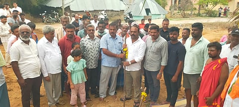 ಮದ್ದೂರು ತಾಲೂಕು ದುಂಡನಹಳ್ಳಿಯಲ್ಲಿ 65 ಲಕ್ಷ ರೂ.ವೆಚ್ಚದಲ್ಲಿ ಆಯುಷ್ಮಾನ್ ಆರೋಗ್ಯ ಮಂದಿರ ನಿರ್ಮಾಣ ಕಾಮಗಾರಿಗೆ ಶಾಸಕ ಕೆ.ಎಂ.ಉದಯ್ ಭೂಮಿಪೂಜೆ ನೆರವೇರಿಸಿದರು. ಕದಲೂರು ರಾಮಕೃಷ್ಣ, ಕೆ.ದಾಸೇಗೌಡ, ಹರೀಶ್‌ಬಾಬು, ಚಲುವರಾಜು, ಸಿಪಾಯಿ ಶ್ರೀನಿವಾಸ್ ಇದ್ದರು.