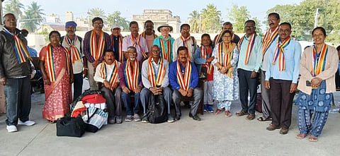 ರಾಯಚೂರಿನಲ್ಲಿ ಡಿ.20 ಮತ್ತು 21 ರಂದು ನಡೆಯುವ 11ನೇ ಅಖಿಲ ಭಾರತ ರಾಜ್ಯ ದಲಿತ ಸಾಹಿತ್ಯ ಪರಿಷತ್ ಸಮ್ಮೇಳನಕ್ಕೆ ದಲಿತ ಸಾಹಿತ್ಯ ಪರಿಷತ್ತಿನ ಪದಾಧಿಕಾರಿಗಳು, ಸದಸ್ಯರು ಭಾಗವಹಿಸಲು ಮದ್ದೂರು ನಗರದ ಶಿವಪುರದ ರೈಲ್ವೆ ನಿಲ್ದಾಣದಿಂದ ಪ್ರಯಾಣ ಬೆಳೆಸಿದರು. ಹುರುಗಲವಾಡಿ ರಾಮಯ್ಯ, ಕೆ.ಟಿ.ಶಿವಕುಮಾರ್, ಚಂದ್ರಶೇಖರನ್, ದೇವರಾಜ್‌ಕೊಪ್ಪ, ಗುರುಮೂರ್ತಿ ಇದ್ದರು.
