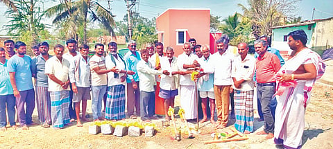 ಮದ್ದೂರು ತಾಲೂಕಿನ ಹುಳಗನಹಳ್ಳಿ ಗ್ರಾಮದಲ್ಲಿ ಸಮುದಾಯ ಭವನದ ನಿರ್ಮಾಣಕ್ಕೆ ಕೃಷ್ಣೇಗೌಡ ಚಾರಿಟಬಲ್ ಟ್ರಸ್ಟ್ ಅಧ್ಯಕ್ಷ ಎಚ್.ಕೆ.ನಂದೀಶ್‌ಗೌಡ  ಭೂಮಿ ಪೂಜೆ ನೆರವೇರಿಸಿದರು. ರಮೇಶ್, ಚಿಕ್ಕೋನು,  ಬಿ.ಕೃಷ್ಣ,  ಚೆಲುವರಾಜು, ರಾಮಲಿಂಗಯ್ಯ, ರಾಜಣ್ಣ, ಕಮಲಾಕ್ಷಿ ಚೆಲುವರಾಜು, ಸೋಮಶೇಖರ್, ಅಂಕಪ್ಪ , ಕುಮಾರ, ರಾಮಣ್ಣ, ತಿಮ್ಮಯ್ಯ, ಸುರೇಶ್, ಕುಮಾರ್ ಸುರೇಶ್ ಇದ್ದರು.
