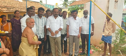 ಮದ್ದೂರು ತಾಲೂಕು ಮಲ್ಲನಕುಪ್ಪೆಯಲ್ಲಿ ಅಂಗನವಾಡಿ ಕಟ್ಟಡ ನಿರ್ಮಾಣಕ್ಕೆ ಶಾಸಕ ಕೆ.ಎಂ.ಉದಯ್ ಚಾಲನೆ ನೀಡಿದರು. ಕದಲೂರು ರಾಮಕೃಷ್ಣ, ದಾಸೇಗೌಡ, ಸಿಪಾಯಿ ಶ್ರೀನಿವಾಸ್, ತಿಮ್ಮ ಇದ್ದರು.