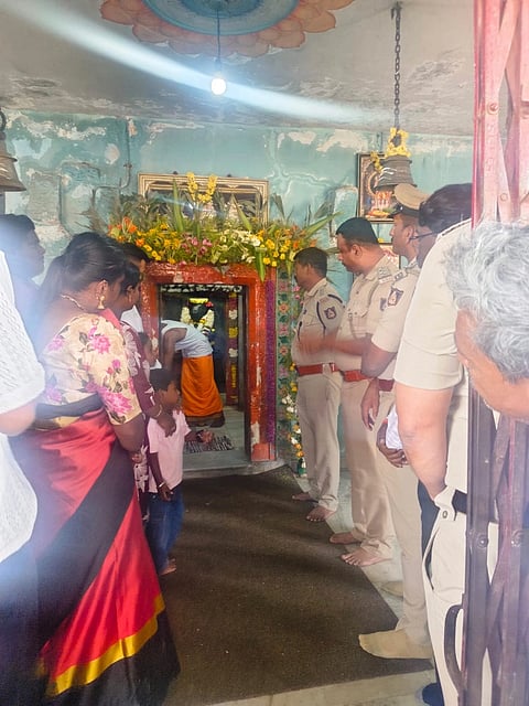 ಮದ್ದೂರು ತಾಲೂಕಿನ ಹುಲಿಕೆರೆ ಗ್ರಾಮದ ಬಸವೇಶ್ವರ ದೇವಸ್ಥಾನನದಲ್ಲಿ ಪರಿಶಿಷ್ಟ ಜಾತಿಗೆ ಸೇರಿದ ಸತೀಶ್‌ಕುಮಾರ್ ಕುಟುಂಬದವರಿಂದ ಅಧಿಕಾರಿಗಳ ಮಧ್ಯಸ್ಥಿತಿಕೆಯಲ್ಲಿ ಪೂಜೆ ಮಾಡಿಸಲಾಯಿತು.