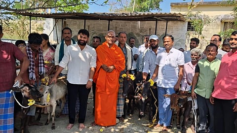 ಮದ್ದೂರು ತಾಲೂಕಿನ ಗೊಲ್ಲರದೊಡ್ಡಿ ಗ್ರಾಮದ ಕೊಲ್ಲಾಪುರದಮ್ಮ ದೇವಸ್ಥಾನದ ಆವರಣದಲ್ಲಿ ಮಲೆನಾಡು ಗಿಡ್ಡ ತಳಿ ಸಂರಕ್ಷಣಾ ಮತ್ತು ಸಂವರ್ಧನ ಅಭಿಯಾನ ವೇದಿಕೆ ದಕ್ಷಿಣ ಕನ್ನಡ ಸಹಯೋಗದಲ್ಲಿ ಮಲೆನಾಡು ಗಿಡ್ಡ ರಾಸುಗಳು ಉಚಿತ ವಿತರಣಾ ಕಾರ್ಯಕ್ರಮ ನಡೆಯಿತು. ಶ್ರೀ ನಿರ್ಮಲನಂದನಾಥ ಸ್ವಾಮೀಜಿ, ದಿನೇಶ್ ಗೂಳಿಗೌಡ, ಸಚಿನ್ ಚಲುವರಾಯಸ್ವಾಮಿ, ಅಕ್ಷಯ್ ಆಳ್ವ, ಸತ್ಯಪ್ಪ, ರಾಮಕೃಷ್ಣೇಗೌಡ, ದೇವರಾಜು, ಅಶೋಕ್, ರಮೇಶ್, ನಾಗೇಶ್ ಇದ್ದರು.