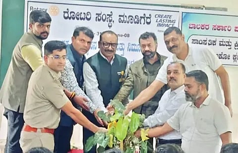 ಮೂಡಿಗೆರೆ ಸರ್ಕಾರಿ ಪದವಿಪೂರ್ವ ಕಾಲೇಜಿನಲ್ಲಿ ನಡೆದ ಮಾದಕದ್ರವ್ಯ ವ್ಯಸನಮುಕ್ತಿ ಮತ್ತು ನಿರ್ಮೂಲನೆ ಕಾರ್ಯಕ್ರಮವನ್ನು ಪಿಎಸ್‌ಐ ಹರ್ಷವರ್ಧನ್ ಉದ್ಘಾಟಿಸಿದರು. ಮಹೇಶ್, ಬಿ.ಕೆ.ದಿನೇಶ್, ವಿನೋದ್‌ಕುಮಾರ್ ಶೆಟ್ಟಿ, ಎಚ್.ಕೆ.ಯೋಗೀಶ್, ಎಚ್.ಎ.ಆದರ್ಶ, ದೀಪಕ್ ದೊಡ್ಡಯ್ಯ, ಸಂತೋಷ್, ಬಿಂದು ಲೋಕೇಶ್ ಇತರರಿದ್ದರು.